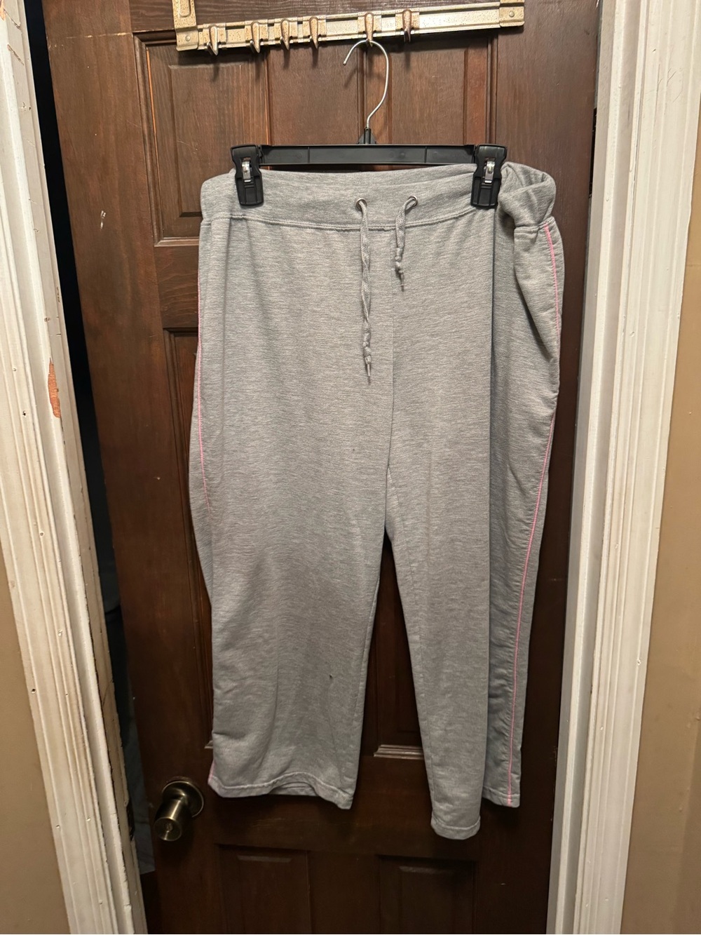 Women’s 2X Gray Drawstring Sweatpants Capris with Pink Side Stripe